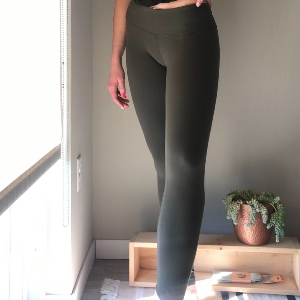 Lulu Lemon Wunder Under in Olive